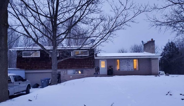 Charming 4-bedroom house in Caledon East with WiFi, AC