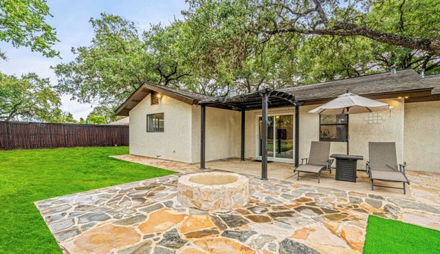 Charming! 4 beds, 2 bath, Hot tub and fitness rooms, Sleeps 13
