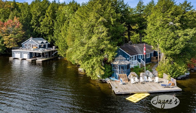 Charming 8 bed 4 bath cottage/bunkie/boathouse on Lake Muskoka