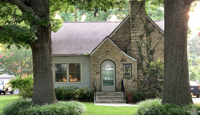 Charming and Cozy Stone Cottage Near Tulsa Expo Square and Downtown