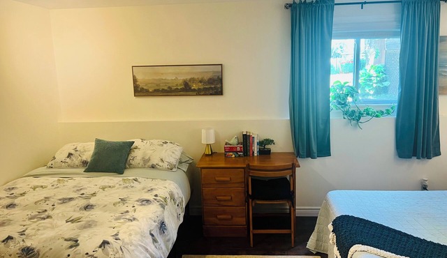 Charming apartment Walk to Beach & Marina Spacious Bedroom