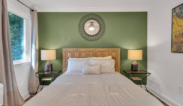 Charming Apt Close to the Garden District, Wi-Fi, Off-Street Parking, and More!