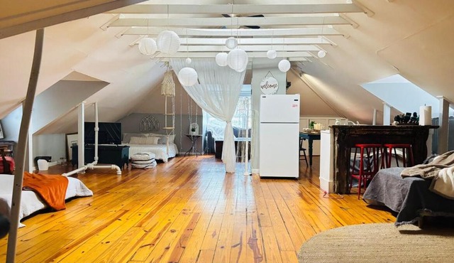 Charming BOHO Loft Retreat with King and Queen Bed