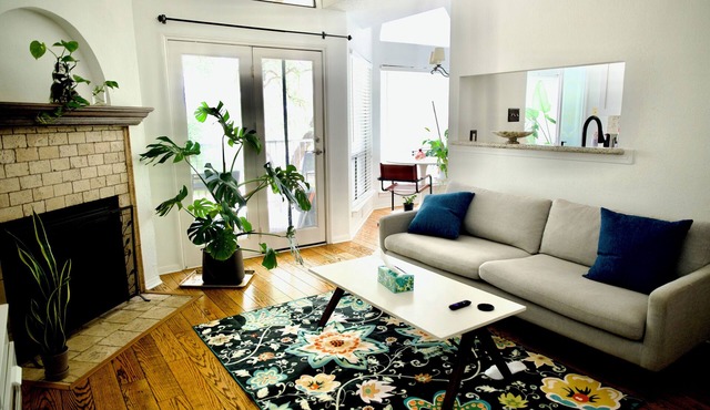 Charming Bright Airy Retreat Near All Attractions