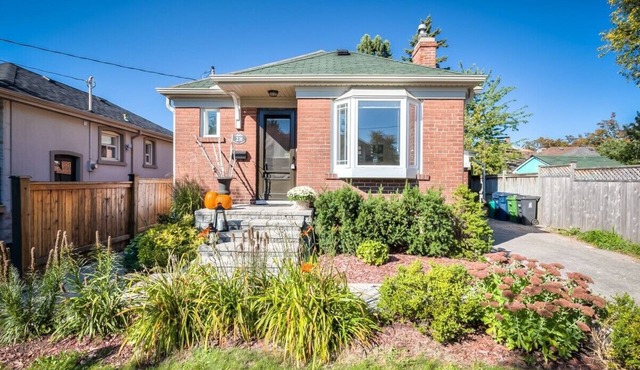 Charming Bungalow w/basement, parking and deck - 5 min from the lake!