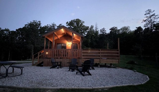 Charming Countryside Cabin with Hot Tub in Hot Springs, Arkansas
