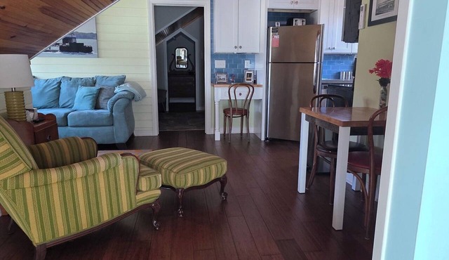 Charming Couples Get-away at Put-in-Bay. - The Screened Inn