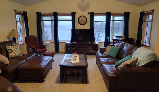 Charming, cozy, lakefront home in the Canadian woodlands. Natural beauty!