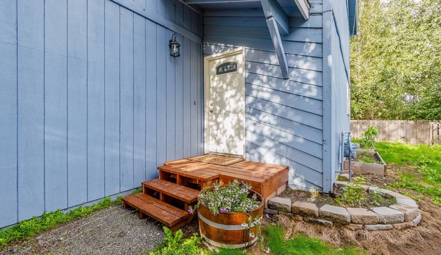Charming dog-friendly home with a yard, grill, washer/dryer & cable