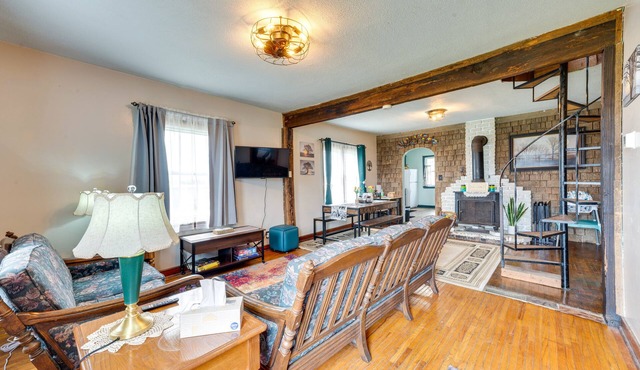 Charming Eagle Grove Farmhouse w/Loft!