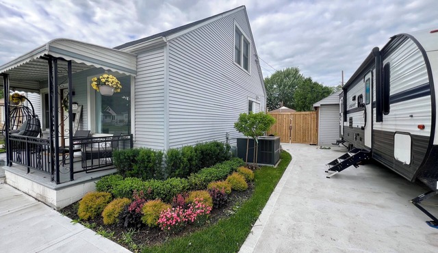 Charming & Elegant Windsor Border Escape: Hot Tub & Entertainment