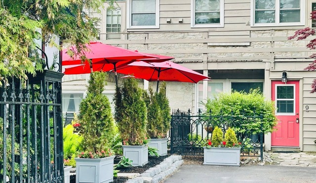 Charming historic 2-bedroom coachhouse in Kingston