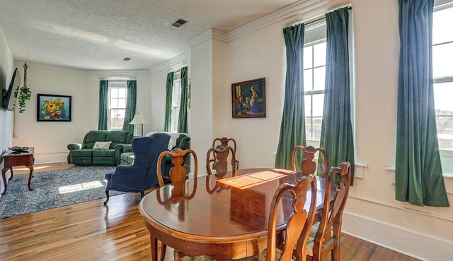 Charming Historic Retreat in Walkable Chapman