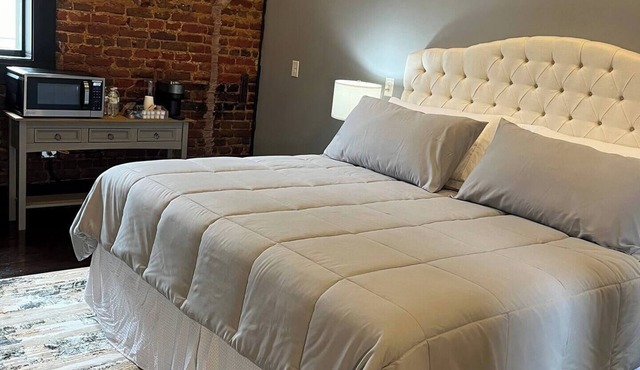 Charming hotel suite with AC and WiFi in serene downtown Marshall, TX