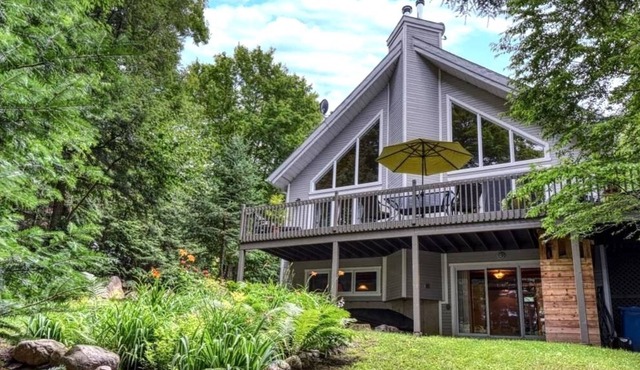 Charming lakefront cottage — close to activities for every season!