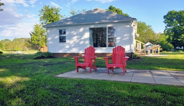 Charming Lakeview Cottage on Waterfront -2 bedroom in Marvelous Westport Ontario