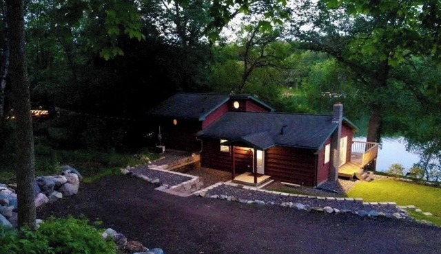 Charming modern 2-bedroom lakeside-cabin in excellent Centuria with WiFi, AC in Centuria