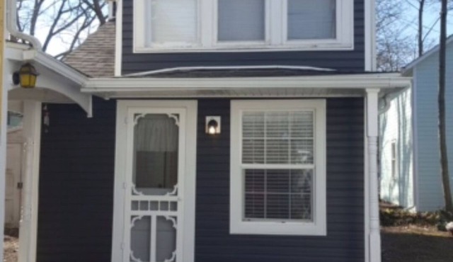Charming, newly updated 2 Bedroom Cottage, Pet Friendly