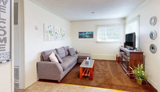 Charming & private dog-friendly corner home with kitchenette, W/D & board games