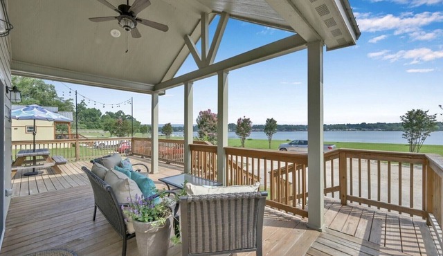 Charming, quiet, sun filled, lakefront