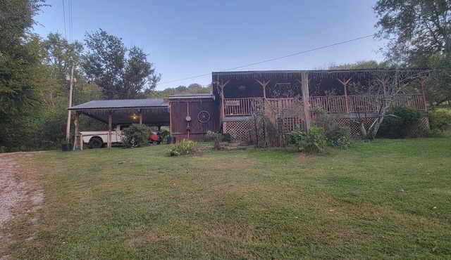 Charming Rustic 2-bedroom farmhouse with WiFi, AC on pristine Plunkett Creek Rd