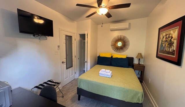 Charming Studio Cabin under Oak tree 2 mins walk to Magazine quiet neighborhood,