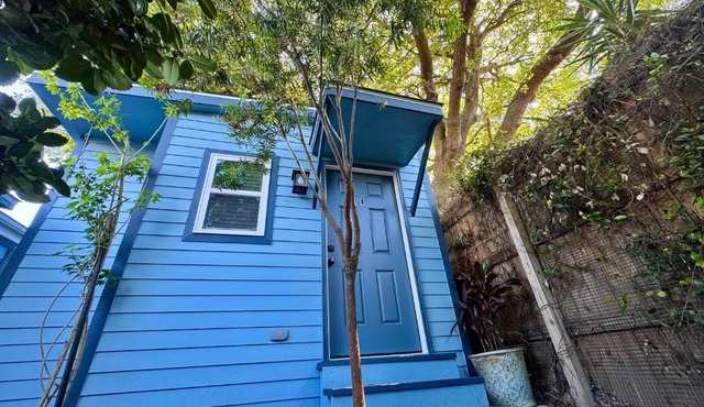 Charming Studio Cabin under Oak tree 2 mins walk to Magazine quiet neighborhood