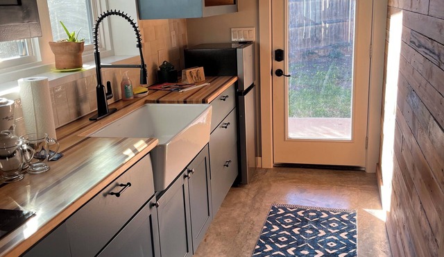 Charming studio in marvelous Austin with WiFi, TV, pickleball and lake access