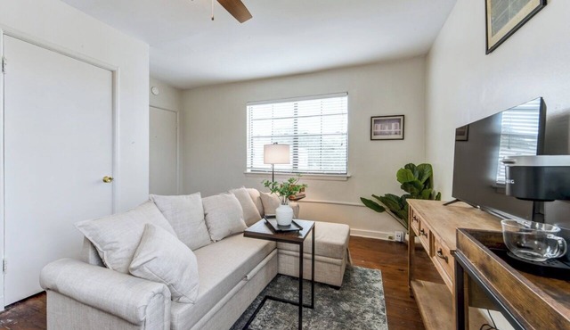 Charming Studio In Historic Spanish Town District Downtown Near State Capitol