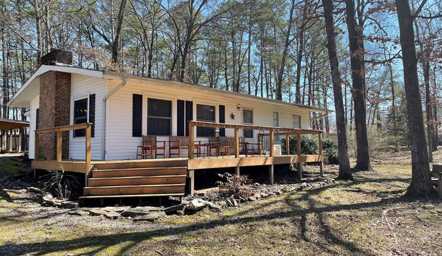 Charming Summer Getaway 3-bedroom house in enchanting Mount Ida with WiFi, AC