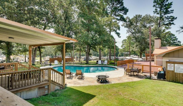 Charming Texarkana Home: Lake & Pool Access!