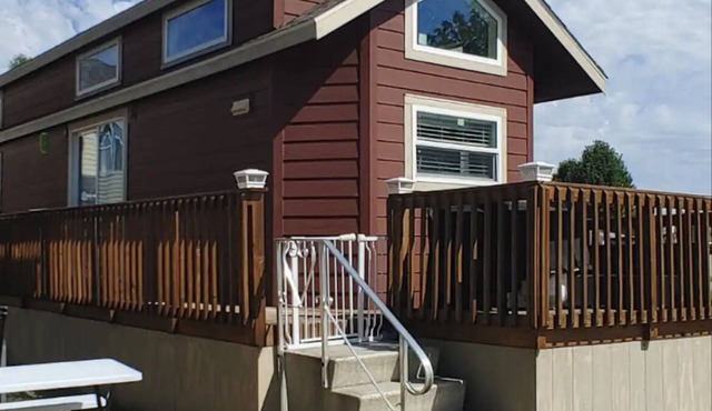 Charming tinyhouse at Grand Lake with access to RV resort amenities.