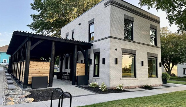 Charming Victorian | Central, 2 bed, Sun room