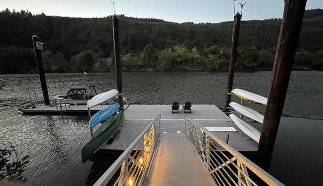 Charming waterfront cottage with fireplace and deep water dock in Mapleton