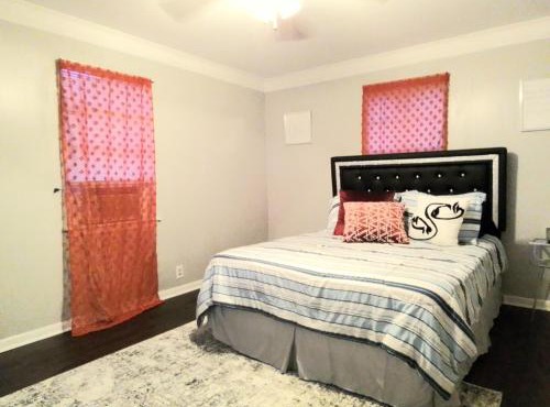 Cheeful, 2bed x 1bath Brick House