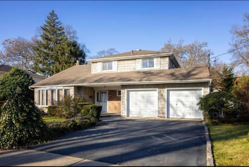 Cheerful Studio Getaway/Garden/By Lake State Park. in West Hempstead