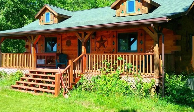 Chestnut. 3 bedroom, 2 bath Log Cabin with outdoor hot tub jacuzzi.sleeps 10