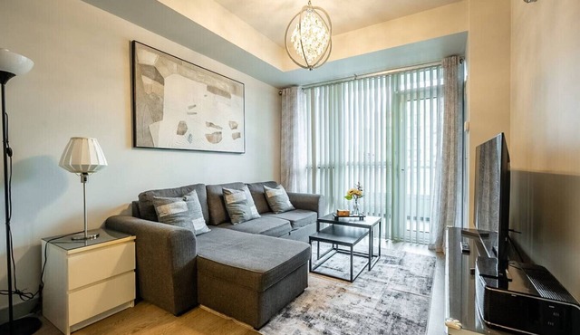 Chic 1BR+Den Condo Queen West Walk Everywhere!