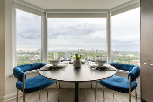 Chic 1BR plus Den Condo Near ROM and CN Tower