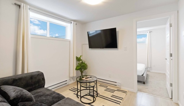 Chic 2BR Kensington Suite. Home-Away-From-Home