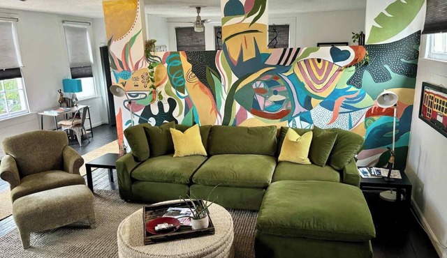Chic Algiers Point loft with king bed. Walk to ferry, minutes to French Quarter & jazz.