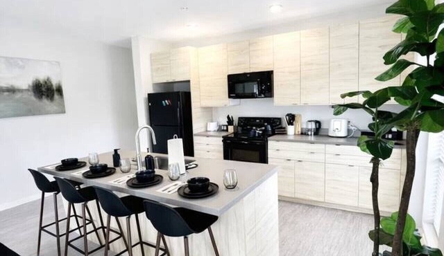 Chic Des Moines 2BR with Amenities & Prime Location