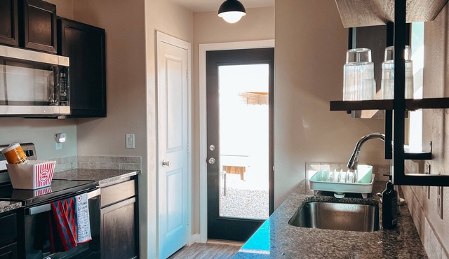 Chic, Minimalist Lubbock Cottage: Eclectic Charm in the City 🌵✨nnnn