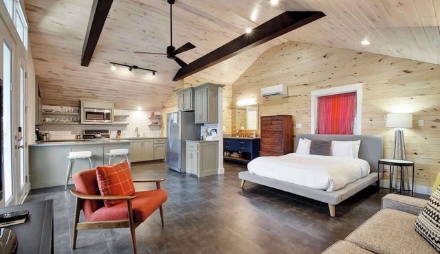 Chic SoCo Studio | Balcony + Walkable Austin