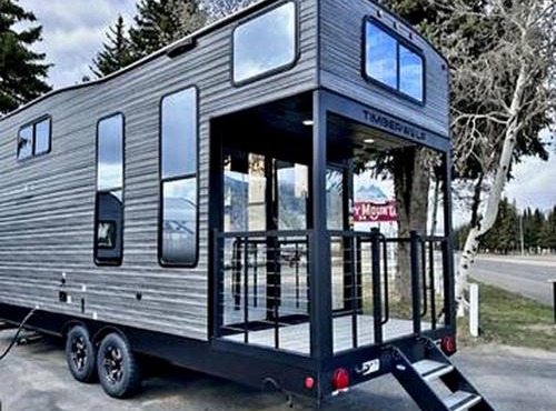 Chic Tiny House with Lofted Interior Perfect for a Family Escape in Texas