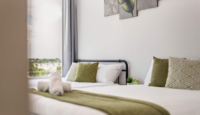 City View 2BR I Parking I King Bed I Workspace