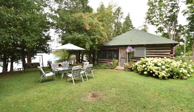 Classic log cottage on Mississippi Lake 5 min to Carleton Place 30 min to Ottawa