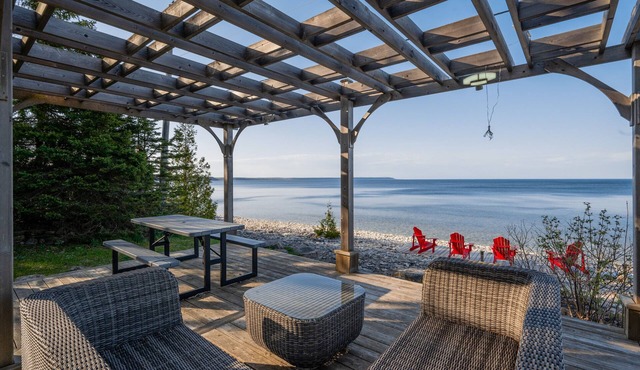 Classic waterfront cottage & sauna near trails