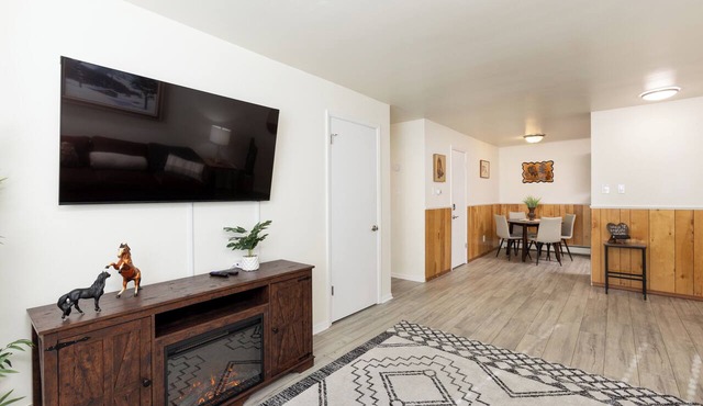Clean & Comfortable 2BR Western Style Near Frontier Park