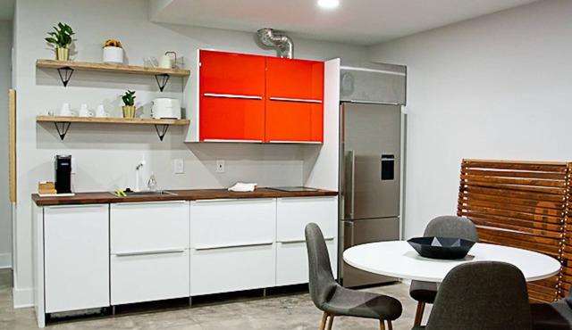 Clean modern studio, 6 min drive to U of M!